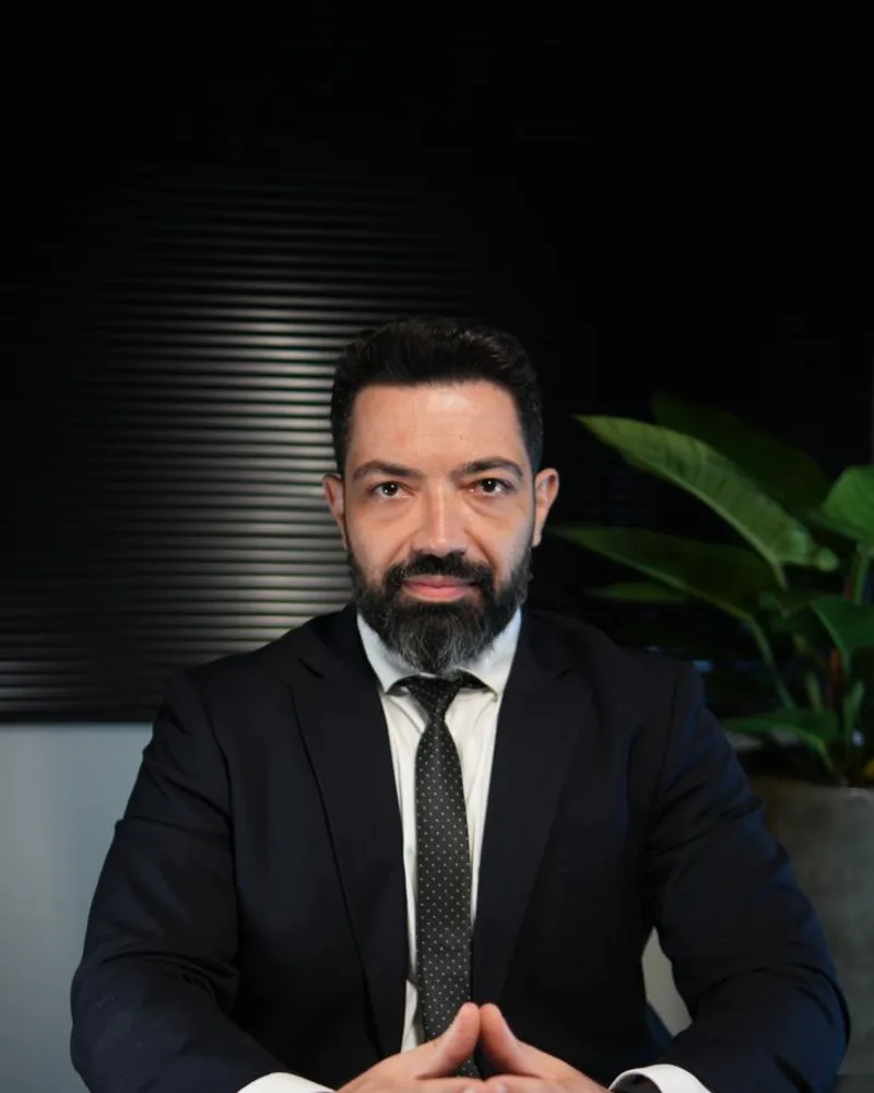 Retrato do advogado Gustavo Rocha Salvador, de terno escuro